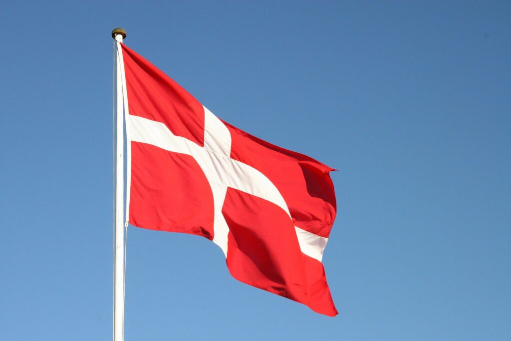 Danmark flag som bordflag i høj kvalitet på langkilde-flagfabrik.dk
