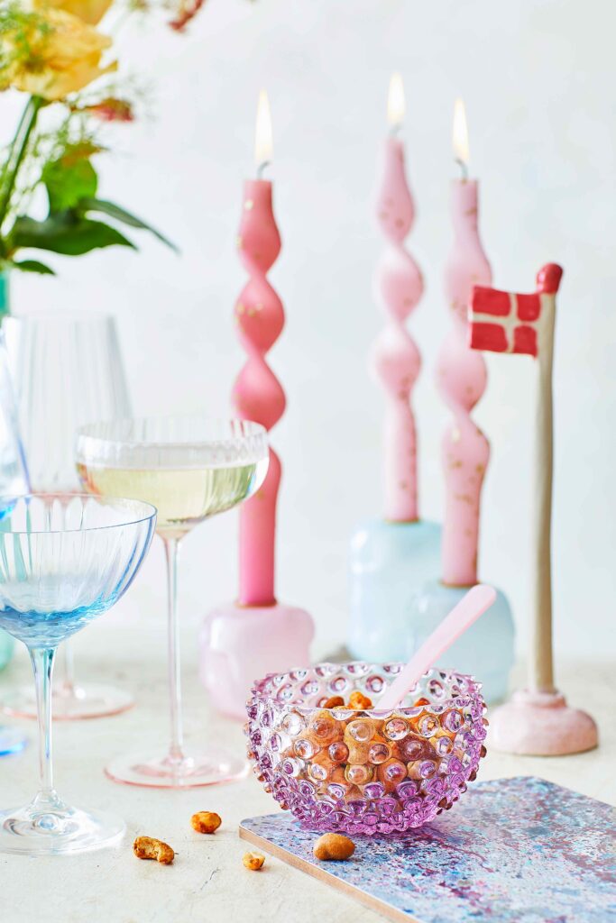 Er du på udkig efter unikke produkter til dit påskebord? Så besøg Remix by Sofie og tag et kig på en Anna von Lipa vase eller påskepynt