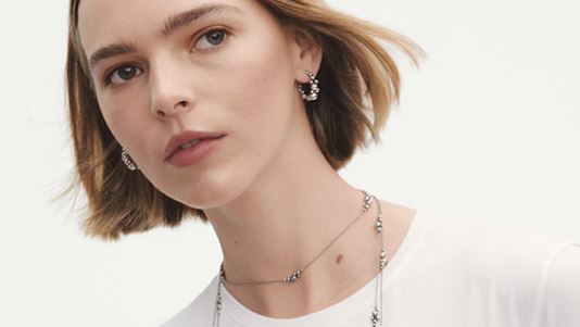 Hos Guldsmed Østergaard finder du elegante Georg Jensen smykker