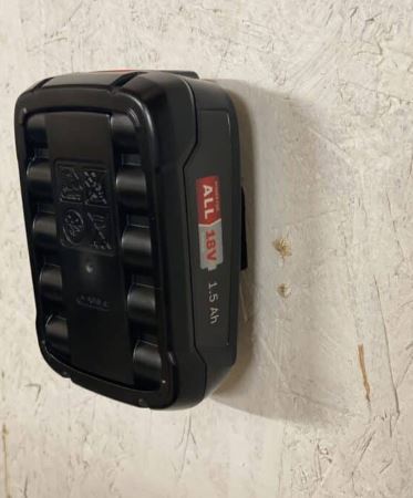 Hos CNCWorld får du en batteriholder, der skaber overblik i værkstedet